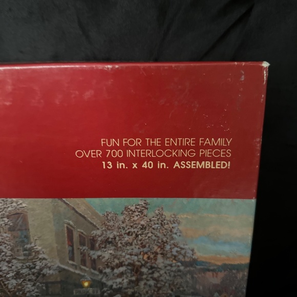 Panoramic Christmas Town USA, 700 piece puzzle - Picture 5 of 7